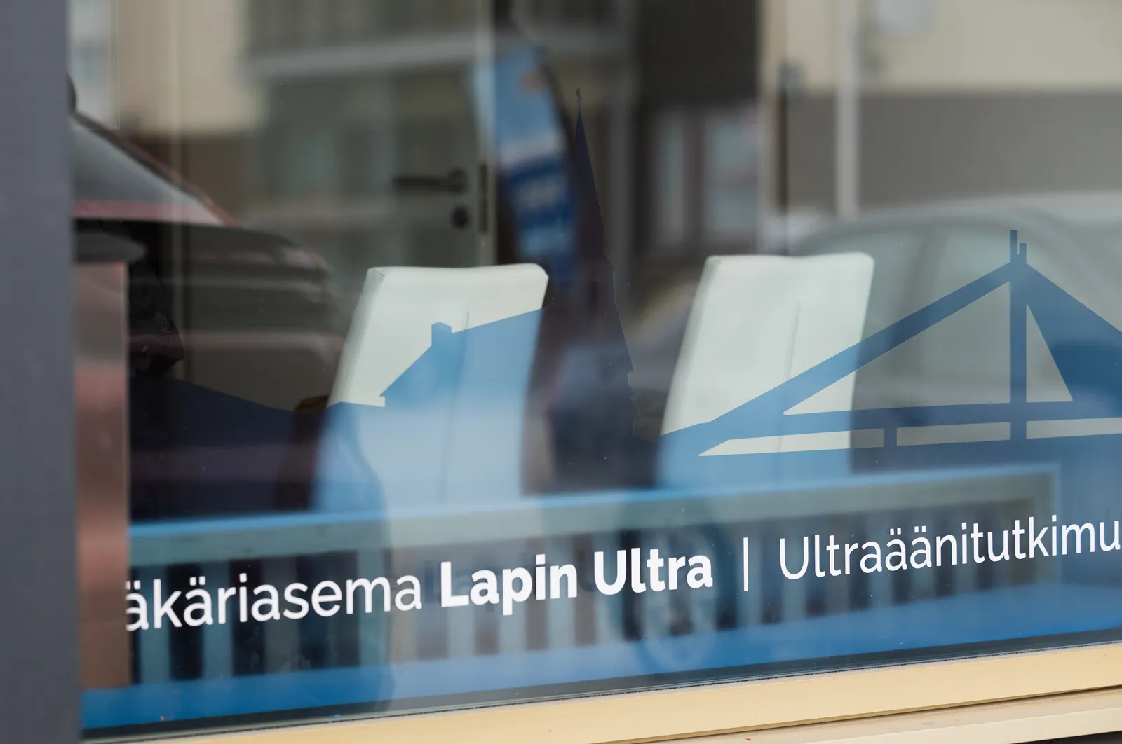 Lapin Ultran ikkuna, jossa teksti Lääkäriasema Lapin Ultra
